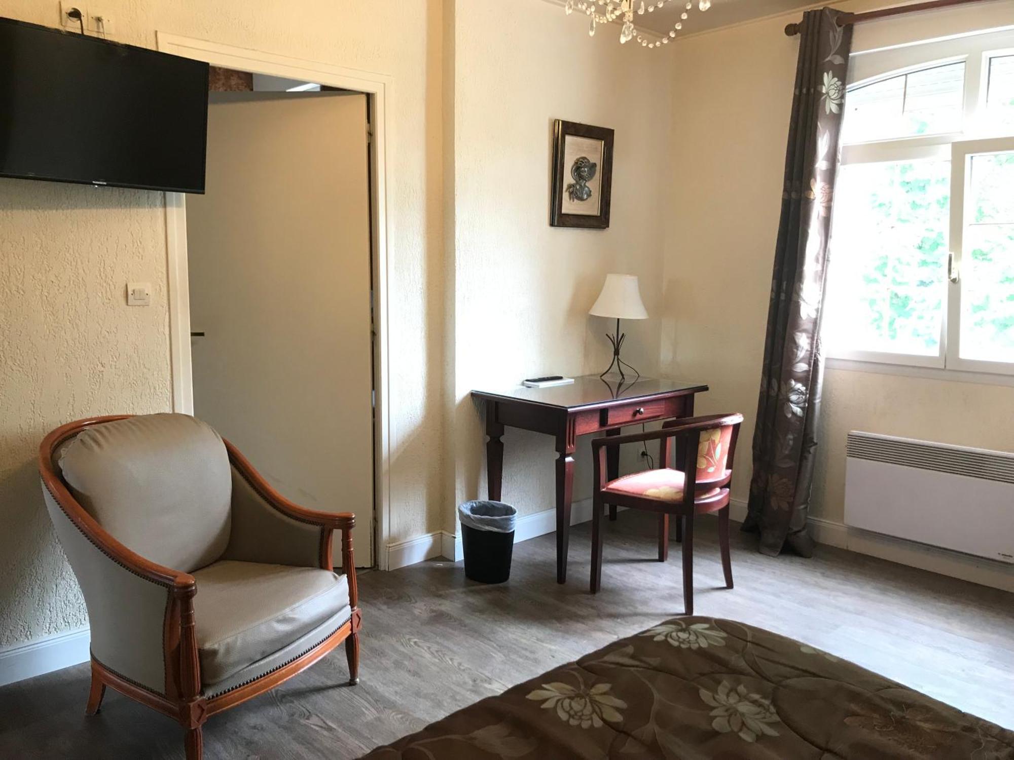 Logis Hotel & Restaurant - Le Chateau Des Tourelles 3 Etoiles Le Wast エクステリア 写真