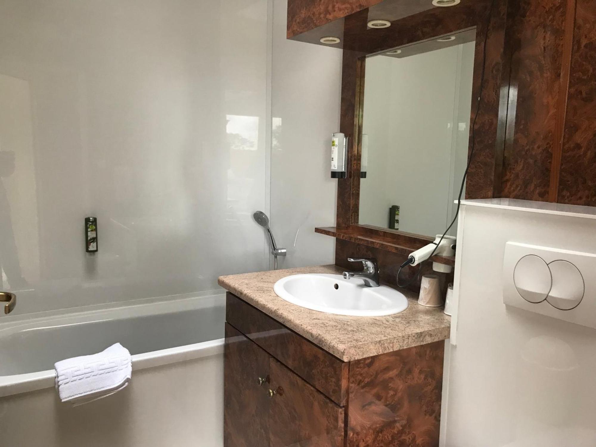 Logis Hotel & Restaurant - Le Chateau Des Tourelles 3 Etoiles Le Wast エクステリア 写真