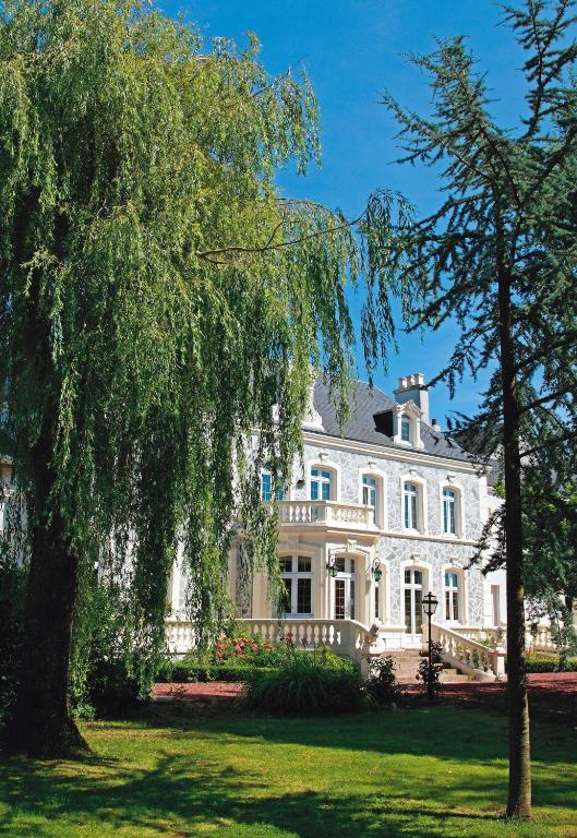 Logis Hotel & Restaurant - Le Chateau Des Tourelles 3 Etoiles Le Wast エクステリア 写真