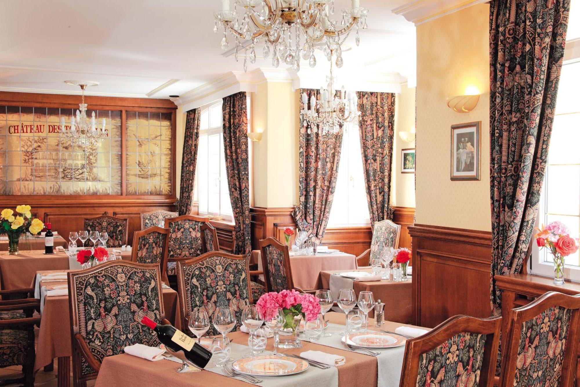 Logis Hotel & Restaurant - Le Chateau Des Tourelles 3 Etoiles Le Wast エクステリア 写真