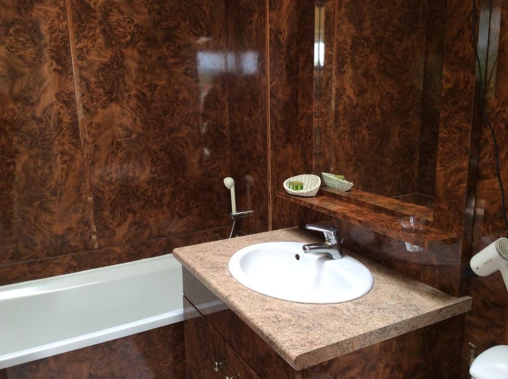 Logis Hotel & Restaurant - Le Chateau Des Tourelles 3 Etoiles Le Wast 部屋 写真