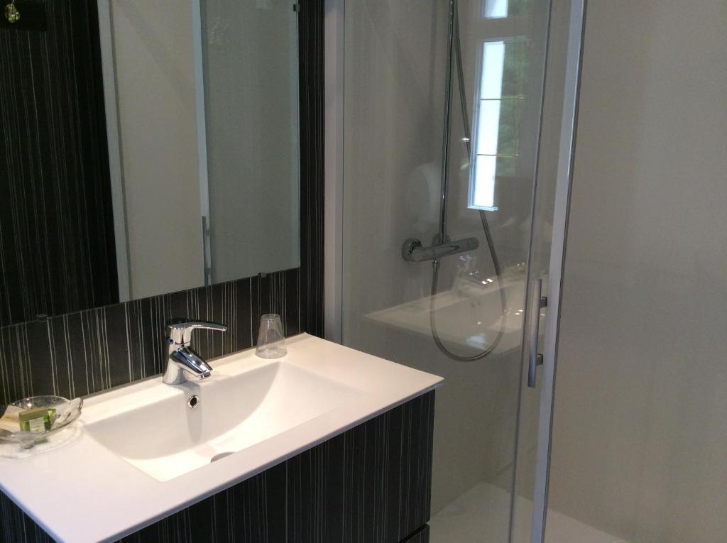 Logis Hotel & Restaurant - Le Chateau Des Tourelles 3 Etoiles Le Wast 部屋 写真