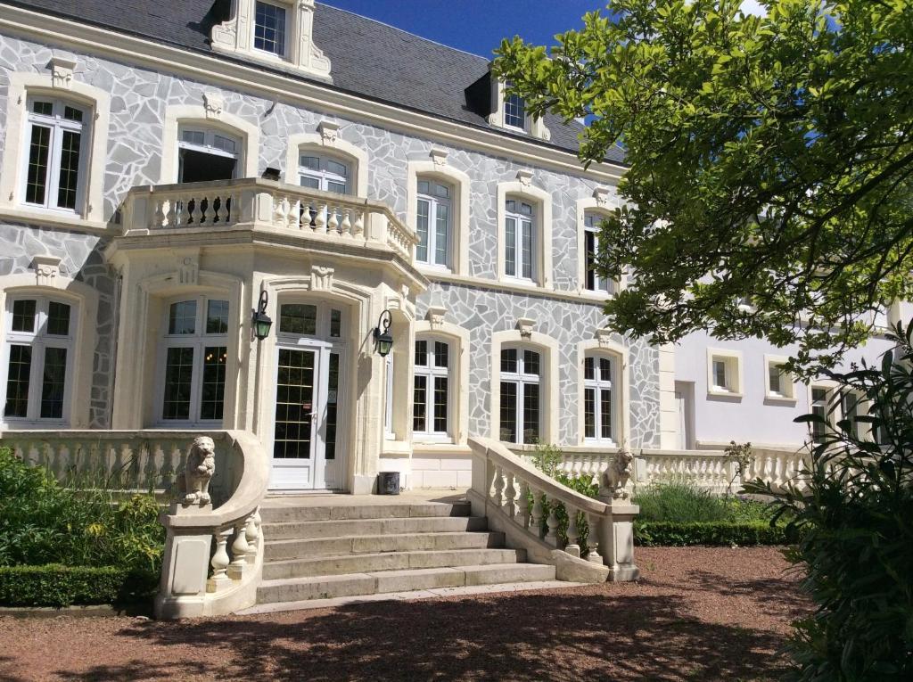 Logis Hotel & Restaurant - Le Chateau Des Tourelles 3 Etoiles Le Wast エクステリア 写真
