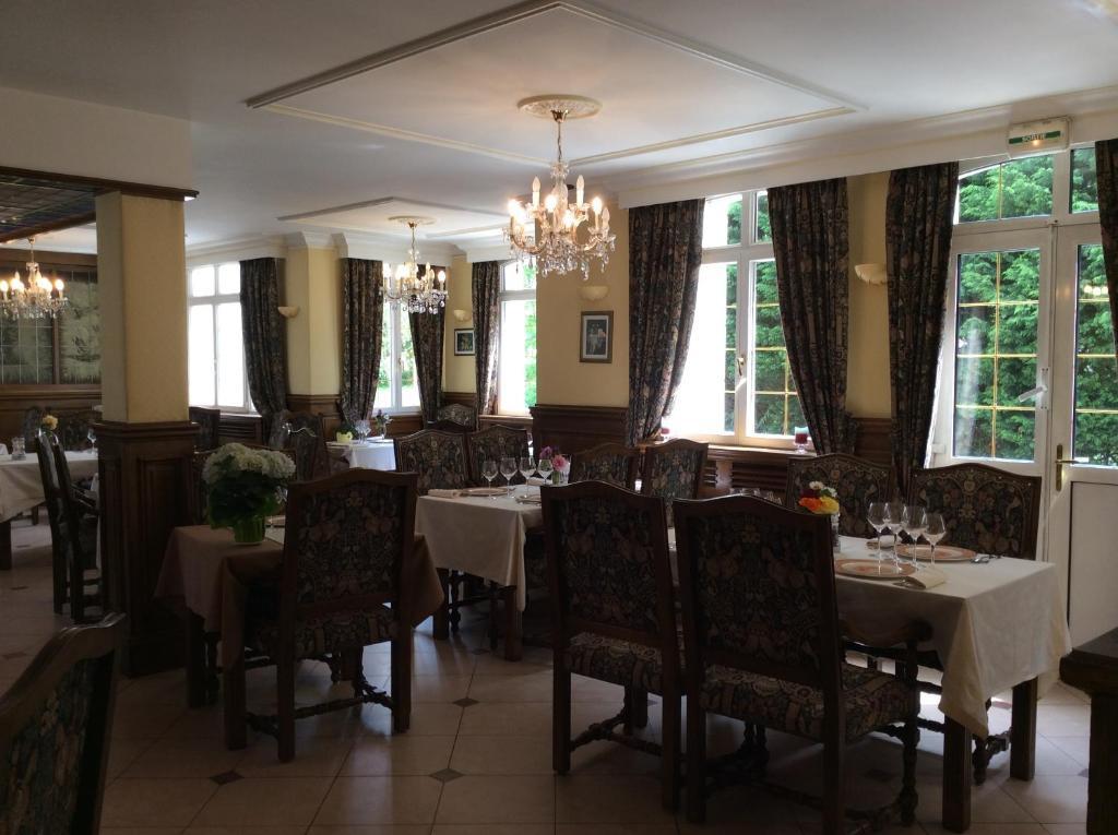 Logis Hotel & Restaurant - Le Chateau Des Tourelles 3 Etoiles Le Wast エクステリア 写真