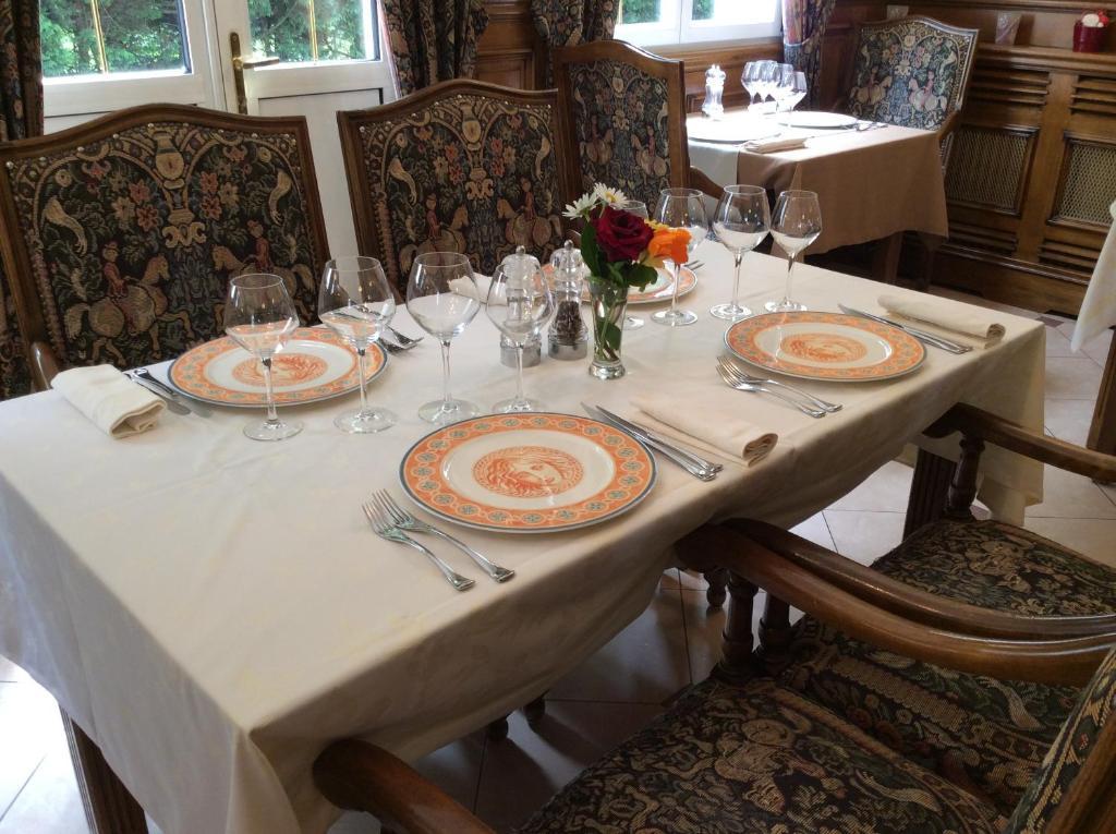 Logis Hotel & Restaurant - Le Chateau Des Tourelles 3 Etoiles Le Wast エクステリア 写真